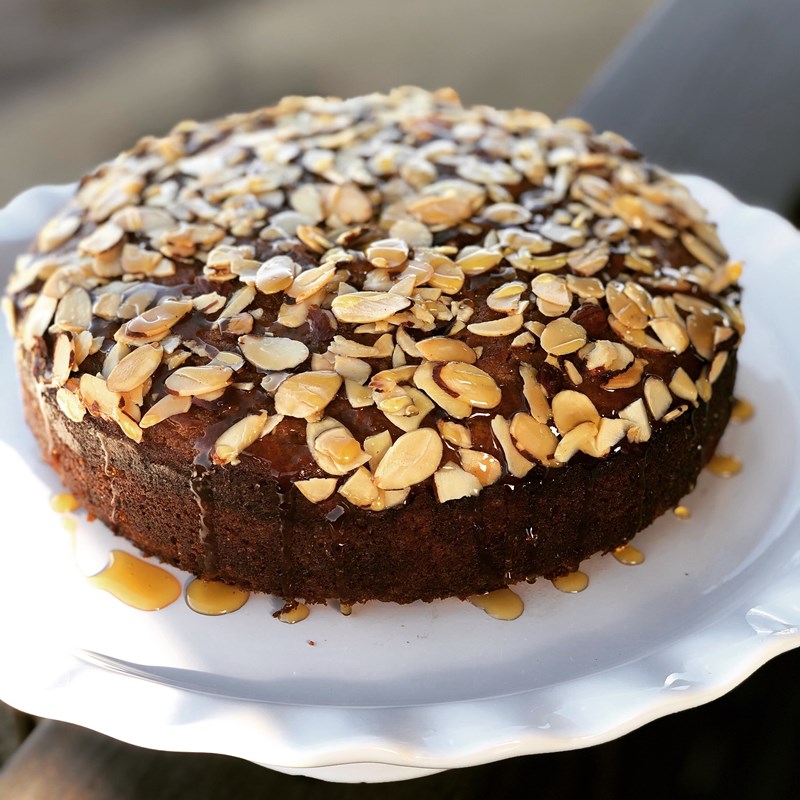 Honey bee cake