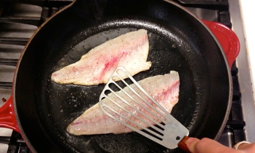 Fish spatula